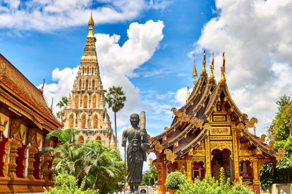 Thailandamazing sculptural temples and buildings